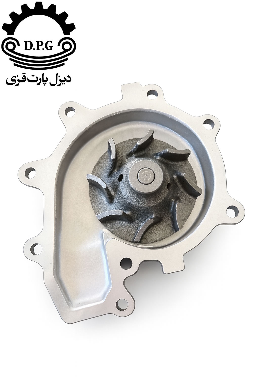 نمای نزدیک داخل واتر پمپ ایسوزو ۶ تن NPW که پروانه فلزی (شافت و پره‌های گردش‌دهنده مایع خنک‌کننده) آن به‌خوبی دیده می‌شود.